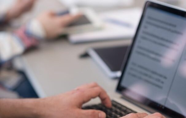 Impulsamos el talento de tu equipo con programas especializados en desarrollo web escalable, UX avanzada y optimización para motores de búsqueda generativos (GEO)