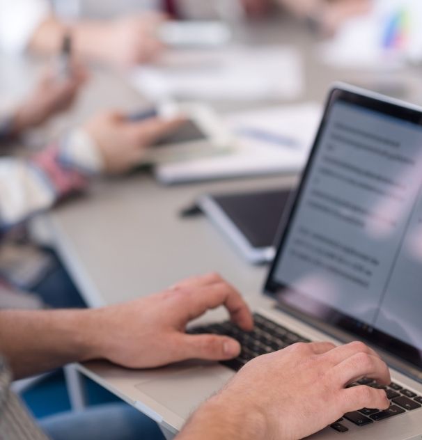 Impulsamos el talento de tu equipo con programas especializados en desarrollo web escalable, UX avanzada y optimización para motores de búsqueda generativos (GEO)