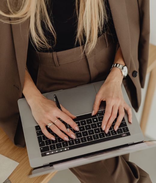 Impulsamos el talento de tu equipo con programas especializados en desarrollo web escalable, UX avanzada y optimización para motores de búsqueda generativos (GEO)