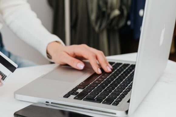 Escala tus ventas con E-commerce de alto rendimiento. En Guía 33 diseñamos y renovamos tiendas online enfocadas 100% en la conversión y la experiencia de usuario.