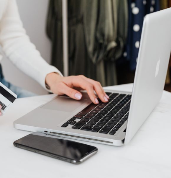 Escala tus ventas con E-commerce de alto rendimiento. En Guía 33 diseñamos y renovamos tiendas online enfocadas 100% en la conversión y la experiencia de usuario.