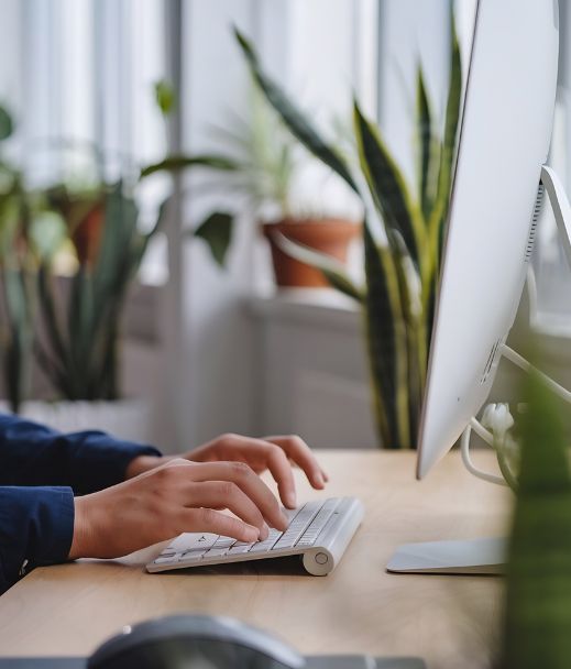 Proporcionamos infraestructuras seguras con tecnología NVMe y LiteSpeed para garantizar tiempos de carga instantáneos y una disponibilidad total que impulsa tu posicionamiento SEO y la confianza de las IA.