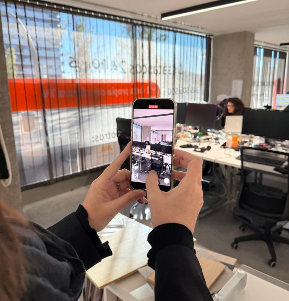 Lidera la Conversación Digital: Gestión de Redes Sociales con ADN de Barcelona El Valor Elevamos tu marca con estrategias de Community Management diseñadas para impactar.