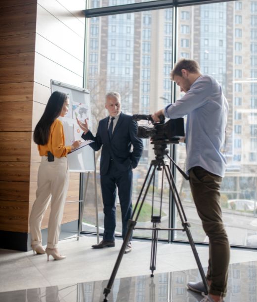 En Guía 33 comunicamos los valores de tu negocio con claridad y rigor visual. Desde Barcelona, ayudamos a empresas de toda España a generar confianza y destacar en su sector con contenido audiovisual de alto nivel empresarial.