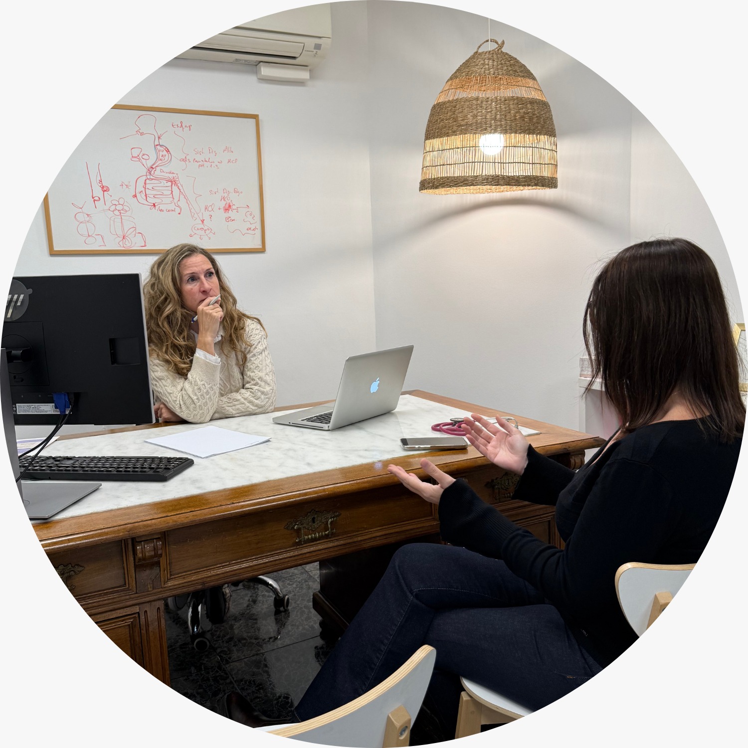 Cómo trabajamos en Guia33 Paso 1. Discusión Empezamos hablando, sin prisas ni tecnicismos. Queremos entender qué te preocupa, qué quieres lograr y qué recursos tienes para ello. Nos sentamos contigo para conocer tu negocio de verdad: objetivos, contexto, ideas, límites y ambición Después, analizamos tu ecosistema digital actual con lupa: web, redes, posicionamiento, herramientas y todo lo que afecta a tu visibilidad y resultados.