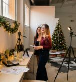 Aquí tienes 7 estrategias de redes sociales para Navidad que son rápidas, sencillas y están diseñadas para pescar esas ventas de última hora.