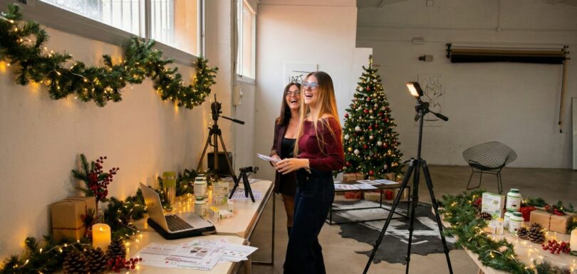 Aquí tienes 7 estrategias de redes sociales para Navidad que son rápidas, sencillas y están diseñadas para pescar esas ventas de última hora.