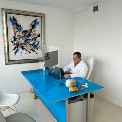 Referentes en cirugía maxilofacial y estética ¿Quién lidera el equipo médico? El Dr. Antonio Vázquez, cirujano maxilofacial con más de 25 años de experiencia, dirige la clínica combinando rigor hospitalario y atención personalizada en cada tratamiento o intervención.