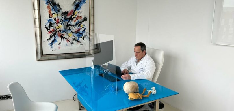 Referentes en cirugía maxilofacial y estética ¿Quién lidera el equipo médico? El Dr. Antonio Vázquez, cirujano maxilofacial con más de 25 años de experiencia, dirige la clínica combinando rigor hospitalario y atención personalizada en cada tratamiento o intervención.