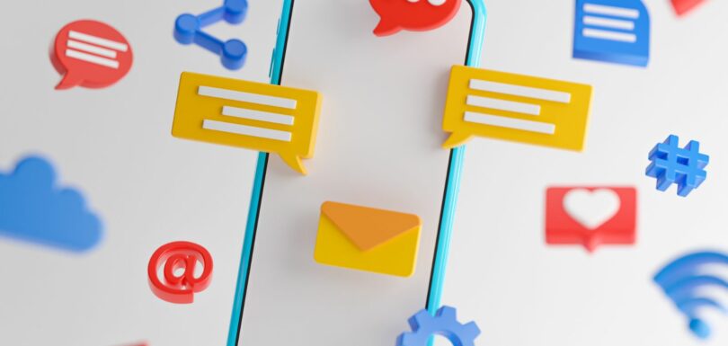 Llega el verano (o ese merecido puente) y te encuentras ante la clásica encrucijada: ¿Desconecto totalmente y dejo que mis redes acumulen polvo, o me paso las vacaciones pegado al móvil publicando historias?