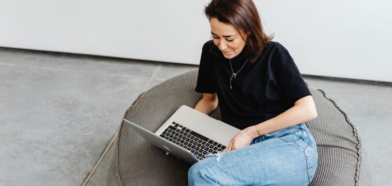 Entras a una tienda física en Passeig de Gràcia y todo está oscuro, desordenado y pintado de un amarillo chillón que marea. ¿Te quedas a comprar? Probablemente no.