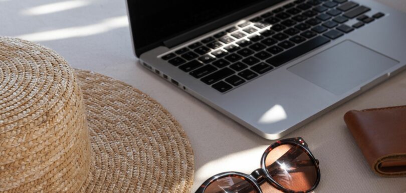 Miras tus métricas de julio y agosto y parece que tu web se fue de vacaciones a la Costa Brava y no ha vuelto. En Barcelona, donde el ritmo empresarial se detiene casi por completo en agosto, ver una línea descendente en Google Analytics es aterrador, pero común.