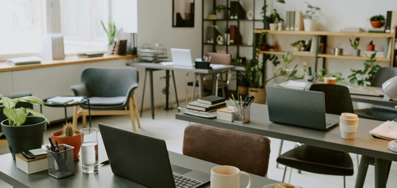 Se acabaron los chiringuitos y las tardes lentas. Barcelona vuelve a vibrar, el tráfico aumenta y, lo más importante, tus clientes vuelven a estar operativos. Para cualquier negocio, este mes marca el inicio de la temporada alta B2B y el preludio del Q4.