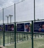 Hemos renovado las lonas de nuestra pista patrocinada en el Club de Pádel Can Cuyàs, en Sant Feliu de Llobregat, con una estrategia de marketing que conecta con los jugadores a través del propio lenguaje del pádel.