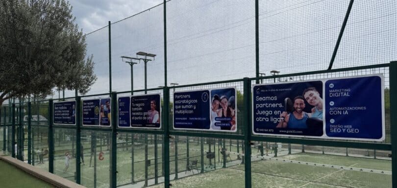 Hemos renovado las lonas de nuestra pista patrocinada en el Club de Pádel Can Cuyàs, en Sant Feliu de Llobregat, con una estrategia de marketing que conecta con los jugadores a través del propio lenguaje del pádel.