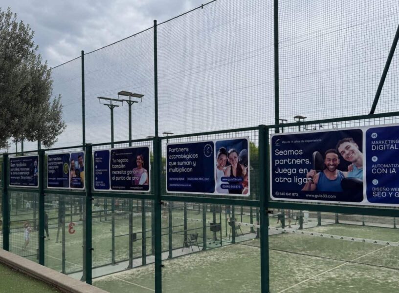 Renovamos las lonas de nuestra pista patrocinada en Can Cuyàs Hemos renovado las lonas de nuestra pista patrocinada en el Club de Pádel Can Cuyàs, en Sant Feliu de Llobregat, con una estrategia de marketing que conecta con los jugadores a través del propio lenguaje del pádel.