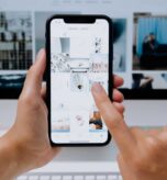 ¿Hace falta web si Instagram ya te funciona? Sí, y por una razón: en redes alquilas, en tu web eres el dueño. Te explico por qué y por dónde empezar.