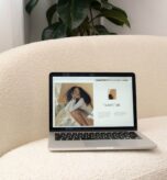 Una buena marca personal mantiene un mensaje consistente en Google, LinkedIn, Instagram, la web y las conversaciones comerciales. La fotografía, el tono y los temas deben reforzar una misma posición. No hace falta publicar cada día, pero sí mantener una presencia que permita comprobar actividad y especialización.