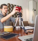 Consejos prácticos para hablar ante la cámara con naturalidad y crear vídeos profesionales para tu negocio en el Baix Llobregat.