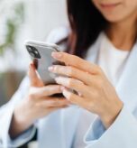 Una venta rara vez empieza cuando el cliente llama. Suele comenzar mucho antes, quizá con una búsqueda en Google realizada desde Castelldefels, Gavà, Viladecans o El Prat. La persona compara resultados, visita varias webs, revisa opiniones y busca señales que le permitan decidir sin asumir demasiado riesgo