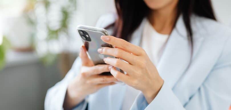 Una venta rara vez empieza cuando el cliente llama. Suele comenzar mucho antes, quizá con una búsqueda en Google realizada desde Castelldefels, Gavà, Viladecans o El Prat. La persona compara resultados, visita varias webs, revisa opiniones y busca señales que le permitan decidir sin asumir demasiado riesgo