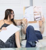 Hay marcas que parecen fiables antes de que conozcamos todos sus servicios. No es magia ni depende únicamente de un logotipo elegante. La confianza surge cuando muchas señales pequeñas cuentan la misma historia: claridad, coherencia, experiencia y atención.