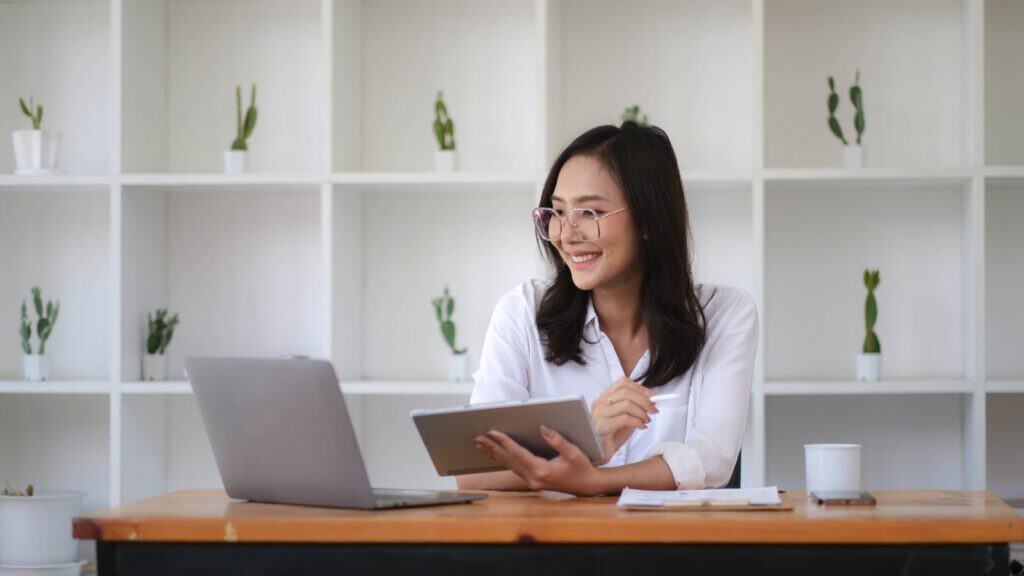 Las impresiones y los “me gusta” pueden aportar contexto, pero una pyme necesita saber cuántas personas visitan páginas importantes, solicitan información, llaman, reservan o vuelven a la web. El marketing deja de parecer un gasto cuando se conecta con objetivos de negocio.