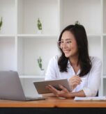 Las impresiones y los “me gusta” pueden aportar contexto, pero una pyme necesita saber cuántas personas visitan páginas importantes, solicitan información, llaman, reservan o vuelven a la web. El marketing deja de parecer un gasto cuando se conecta con objetivos de negocio.