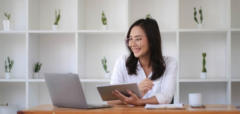 Las impresiones y los “me gusta” pueden aportar contexto, pero una pyme necesita saber cuántas personas visitan páginas importantes, solicitan información, llaman, reservan o vuelven a la web. El marketing deja de parecer un gasto cuando se conecta con objetivos de negocio.