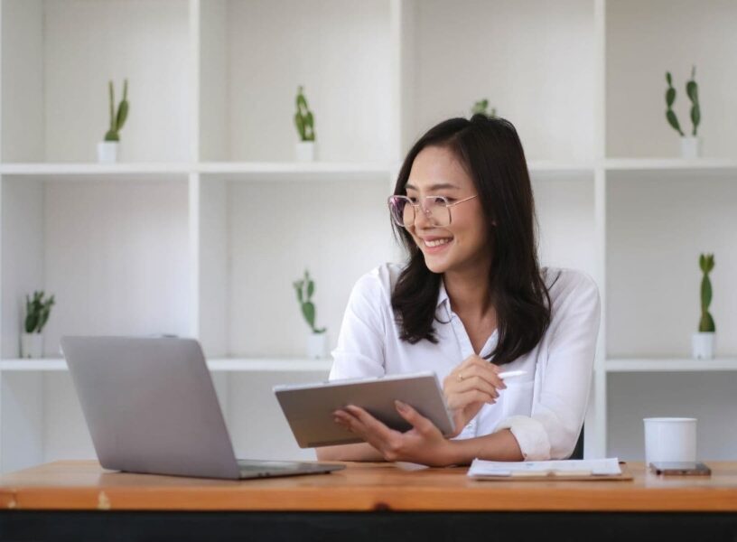 Marketing para empresas pequeñas con presupuestos reducidos Las impresiones y los “me gusta” pueden aportar contexto, pero una pyme necesita saber cuántas personas visitan páginas importantes, solicitan información, llaman, reservan o vuelven a la web. El marketing deja de parecer un gasto cuando se conecta con objetivos de negocio.