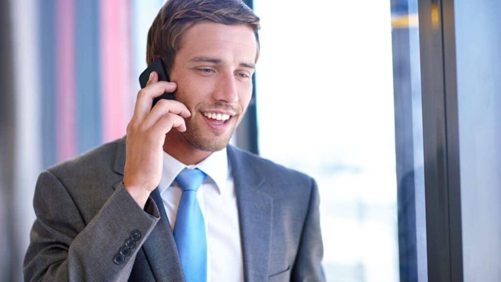 Antes de contratar un servicio, la mayoría de usuarios intenta reducir incertidumbre. Quiere saber si la empresa parece real, si entiende su problema, si tiene experiencia y si contactar con ella merece la pena. Por eso, una decisión de compra empieza mucho antes de una llamada.