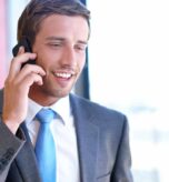 Antes de contratar un servicio, la mayoría de usuarios intenta reducir incertidumbre. Quiere saber si la empresa parece real, si entiende su problema, si tiene experiencia y si contactar con ella merece la pena. Por eso, una decisión de compra empieza mucho antes de una llamada.