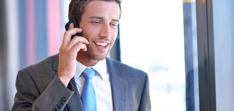 Antes de contratar un servicio, la mayoría de usuarios intenta reducir incertidumbre. Quiere saber si la empresa parece real, si entiende su problema, si tiene experiencia y si contactar con ella merece la pena. Por eso, una decisión de compra empieza mucho antes de una llamada.